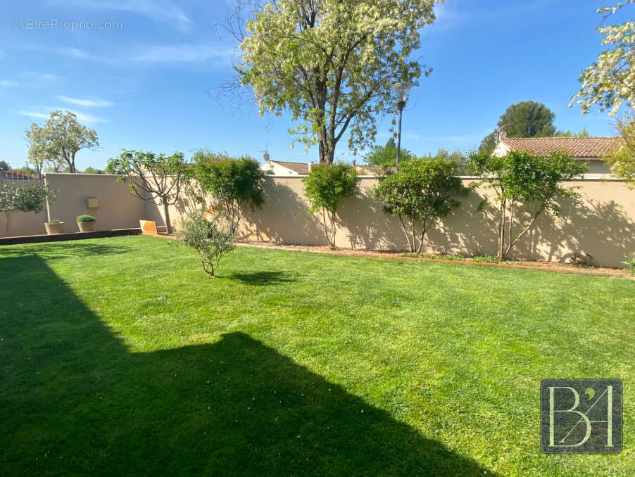 Maison à ENTRAIGUES-SUR-LA-SORGUE