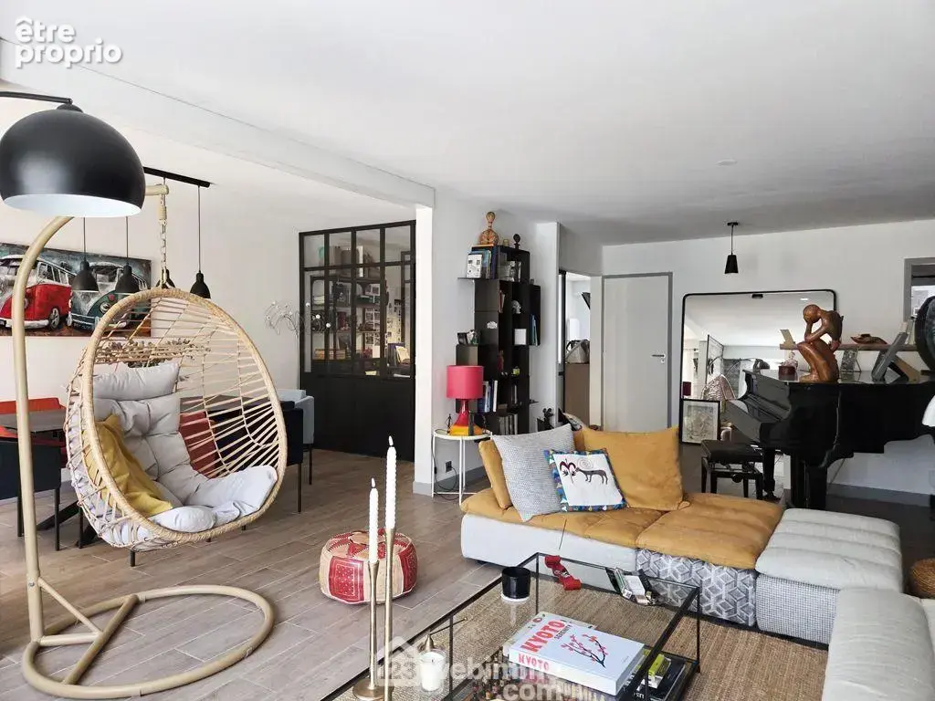 Traversant, il dispose d'une entrée, et d'une spacieuse et conviviale pièce de vie de 40m² environ,
