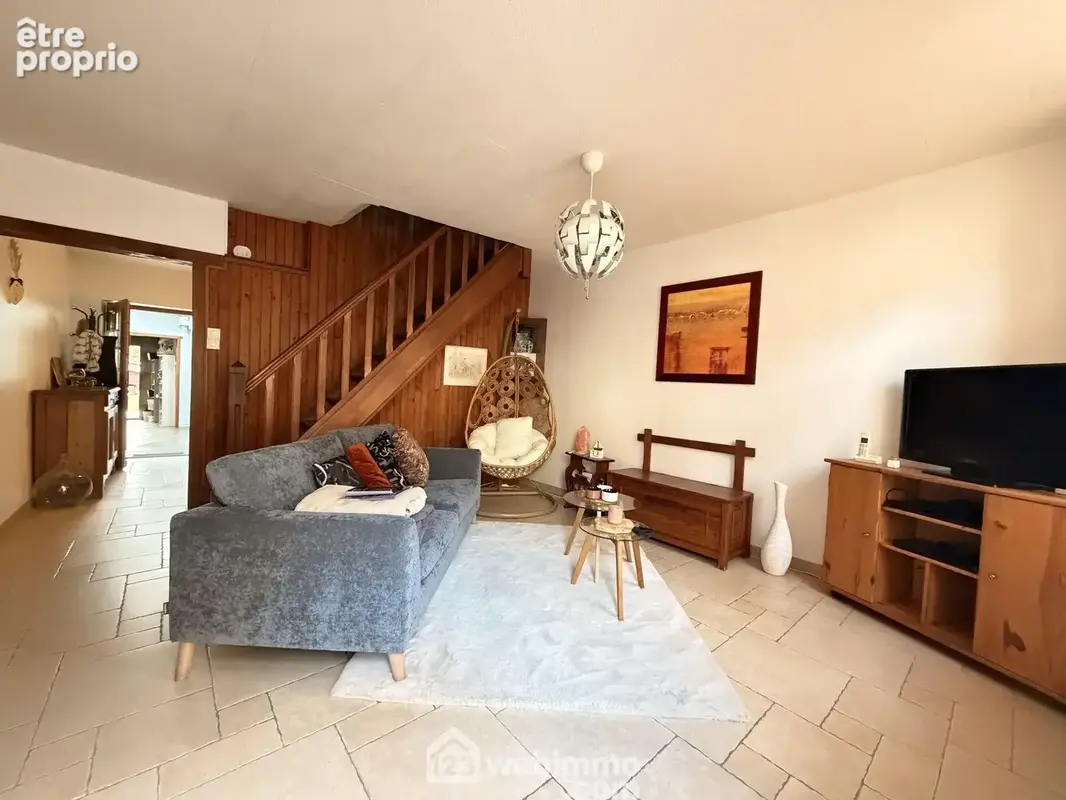 Découvrons l'intérieur, vous serez séduits par le salon
