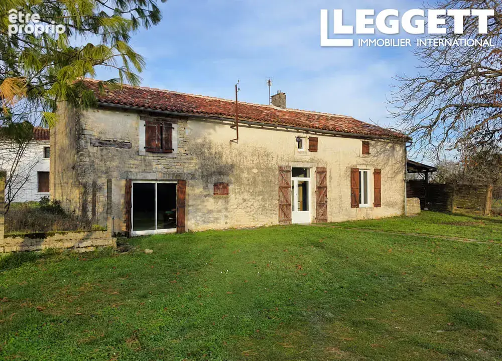 Maison individuelle en pierre avec bâtiments et jardin - photo 1