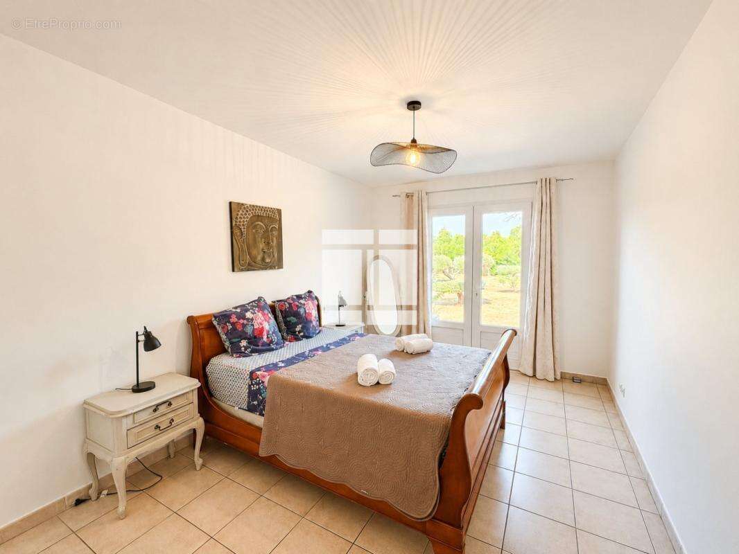 Charmante villa de 167m2 avec piscine édifiée sur un terrain de 2 722m2 - photo 9