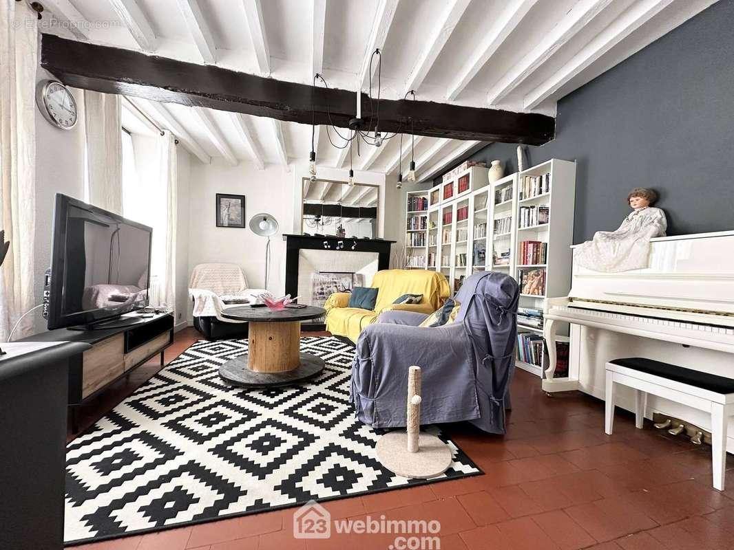 L'espace salon chaleureux - Maison à MARCHAIS