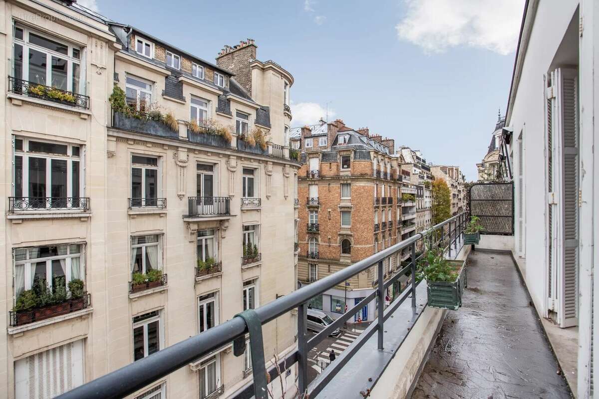 Appartement à PARIS-16E