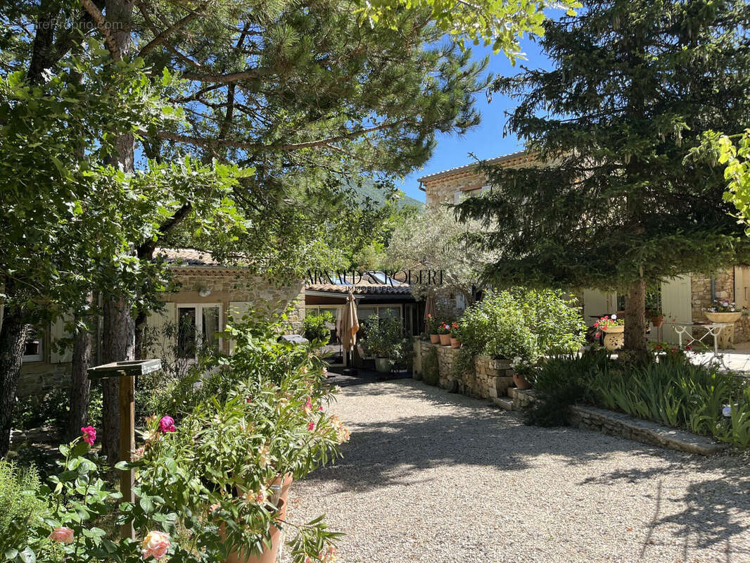 Maison à MONTJOUX