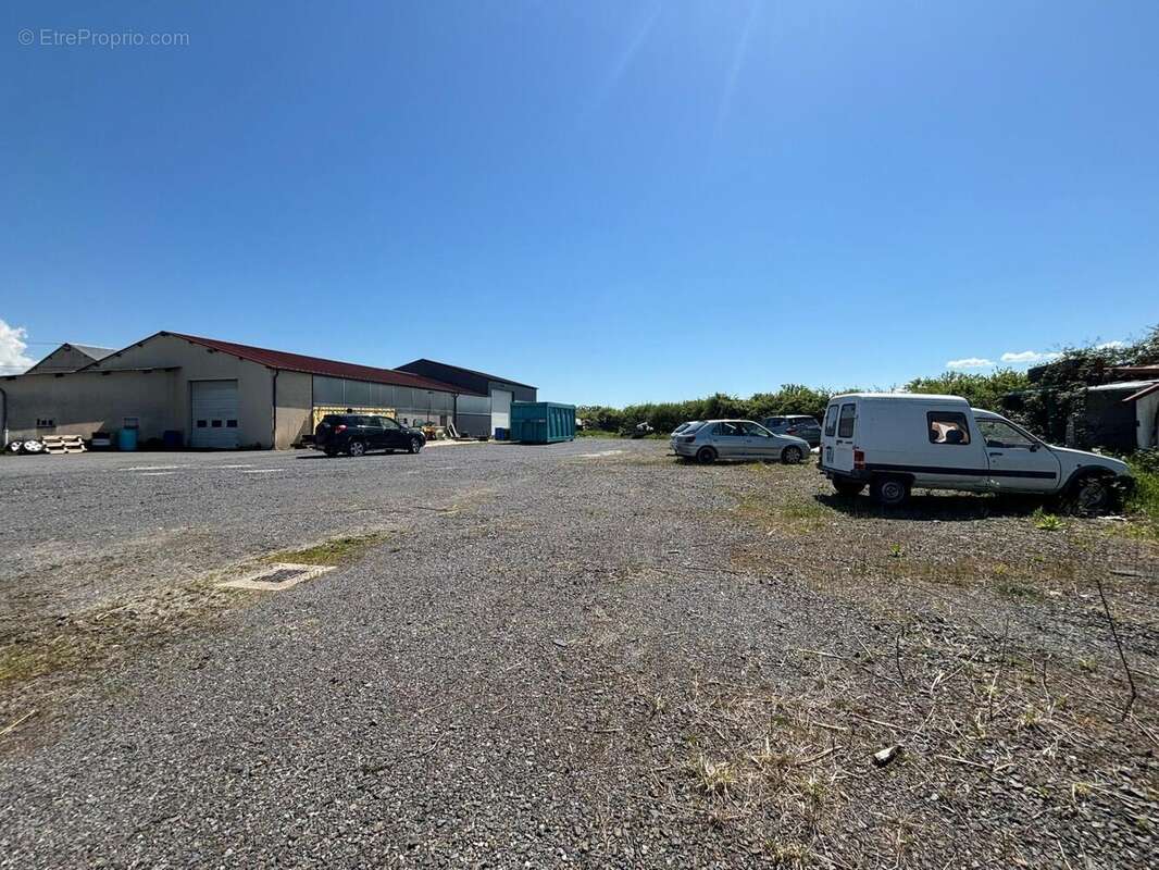 Photo 9 - Commerce à LE BOUCHAUD