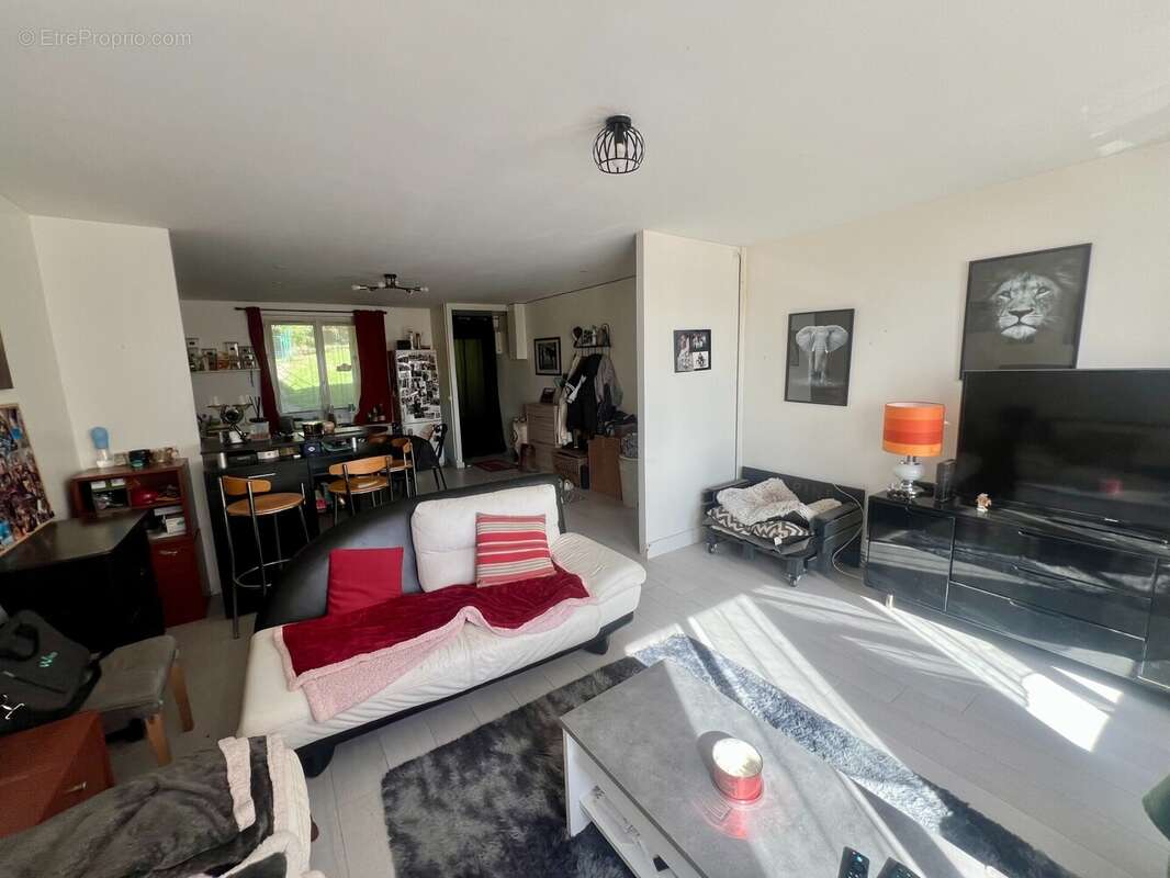 Appartement à SAINT-MAURICE-MONTCOURONNE