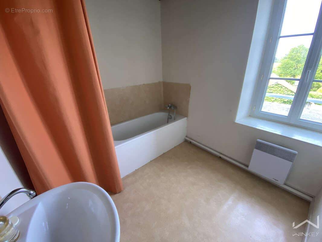 Grande bâtisse de caractère à fort potentiel   225 m2 habitables avec jardins - photo 9