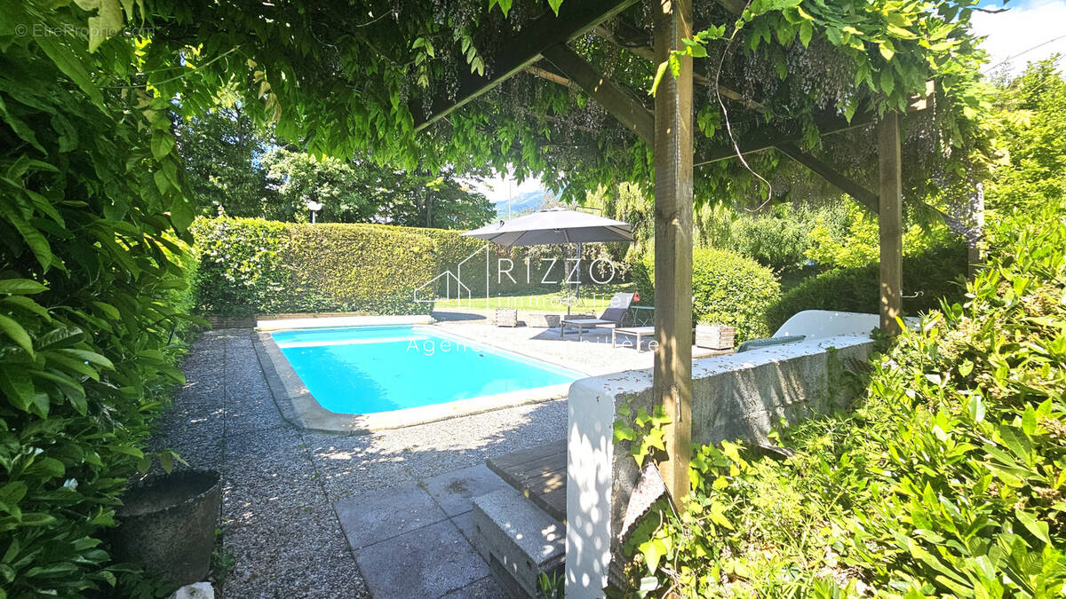 Maison à SAINT-GENIS-POUILLY
