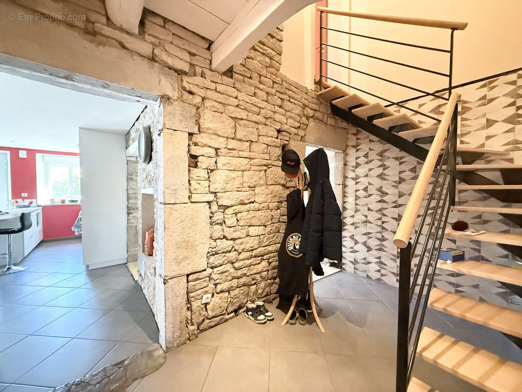 Maison à MONTROND-LE-CHATEAU