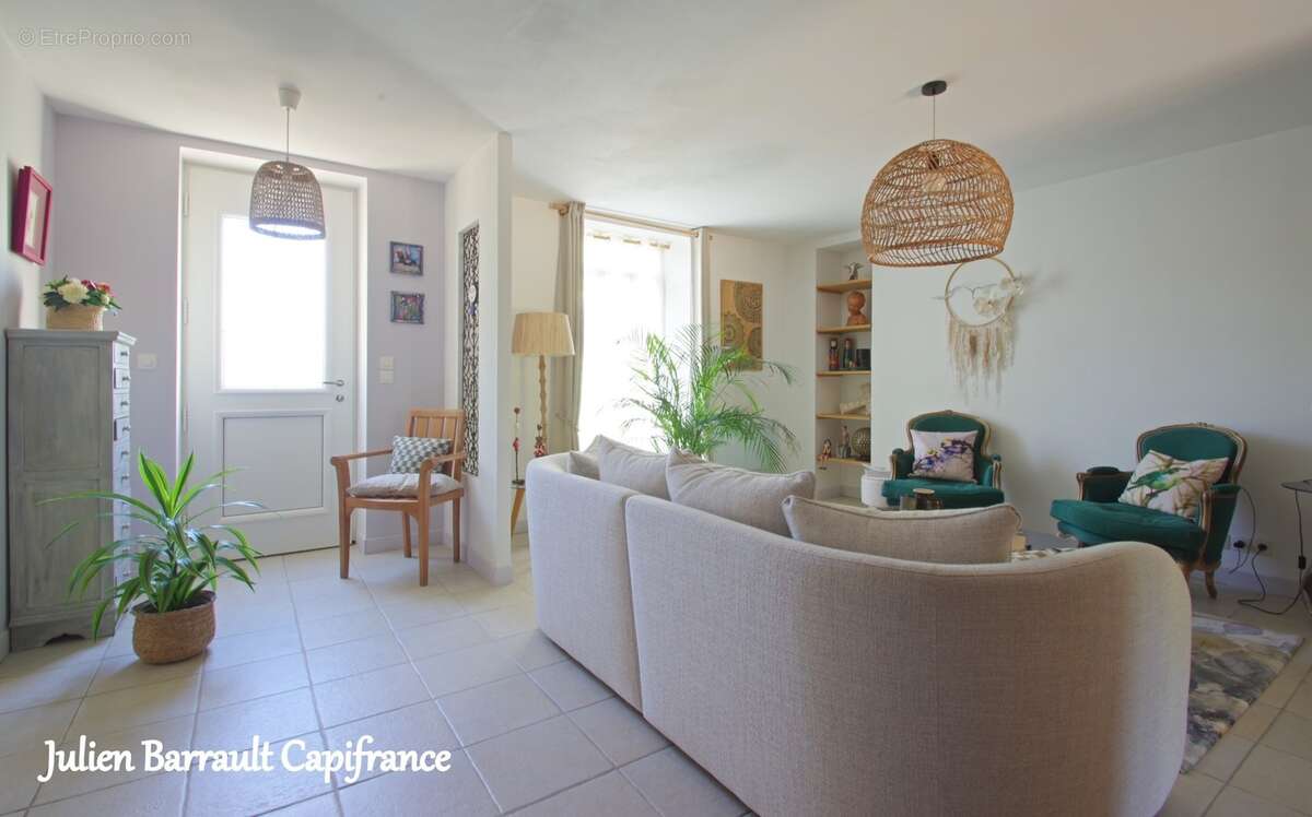 Maison familiale en pierre de 150m² avec 3 chambres rénovée en 2006 sur un terrain arboré et clos de 1617 m² - photo 10