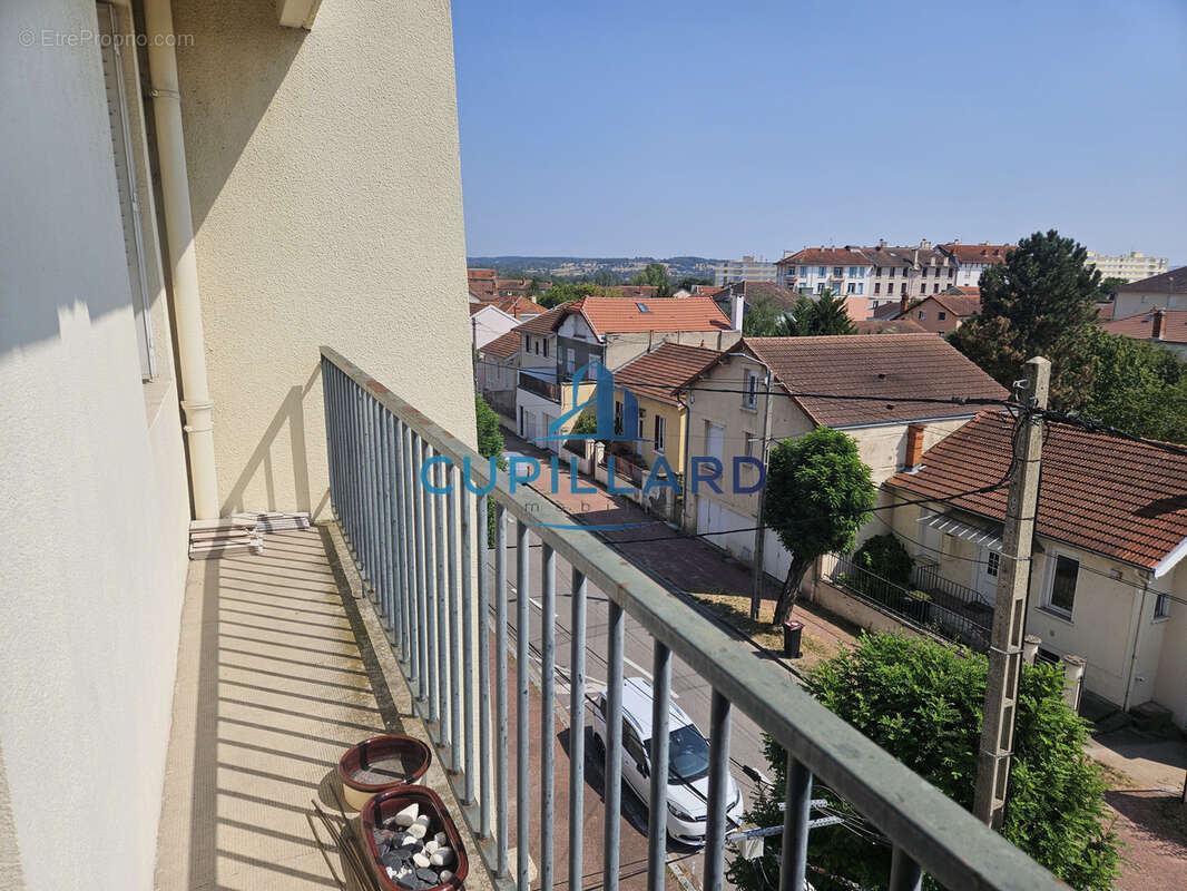 Appartement T4 avec balcon - cave et garage - Vue dégagée - photo 4