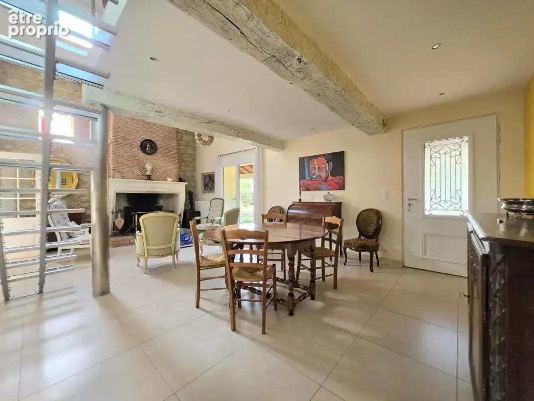 Maison en pierre de caractère à Lamothe-Landerron 214 m², piscine et fort potentiel professionnel - photo 6