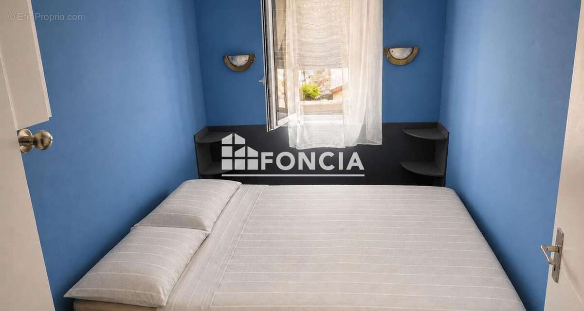 Proche du port - bel f2 climatise avec chambre et mezzanine - photo 7