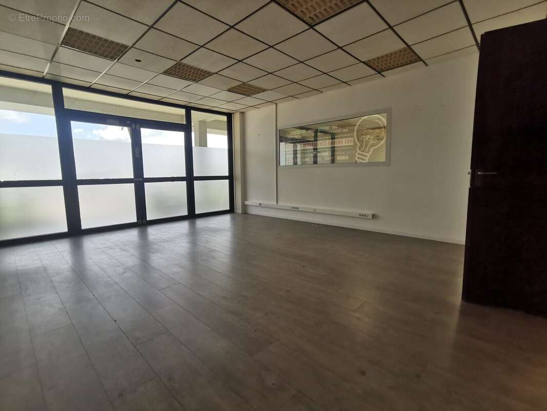 Commerce 178 m² à Le Lamentin  - photo 2