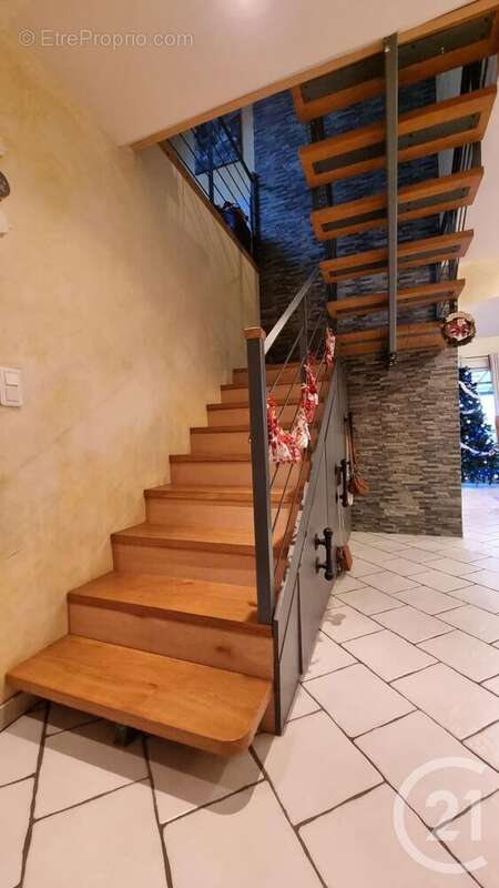 Maison à NEUILLY-LE-REAL