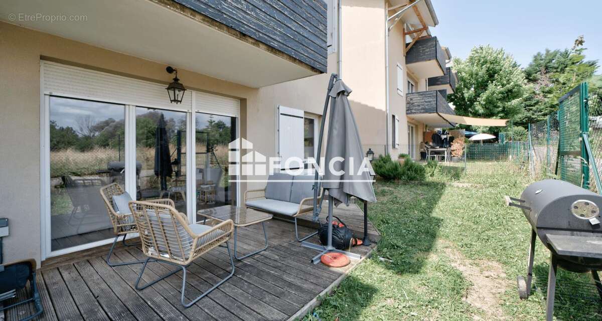 Appartement à PERON