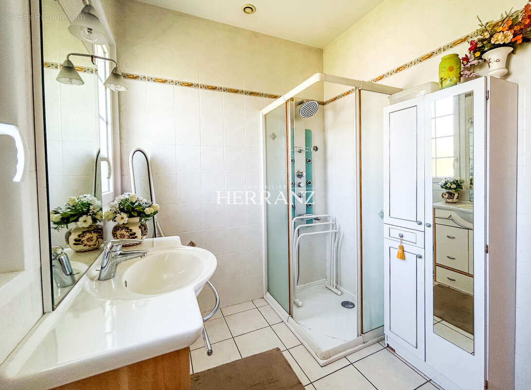 Maison lumineuse & terrain piscinable - photo 9