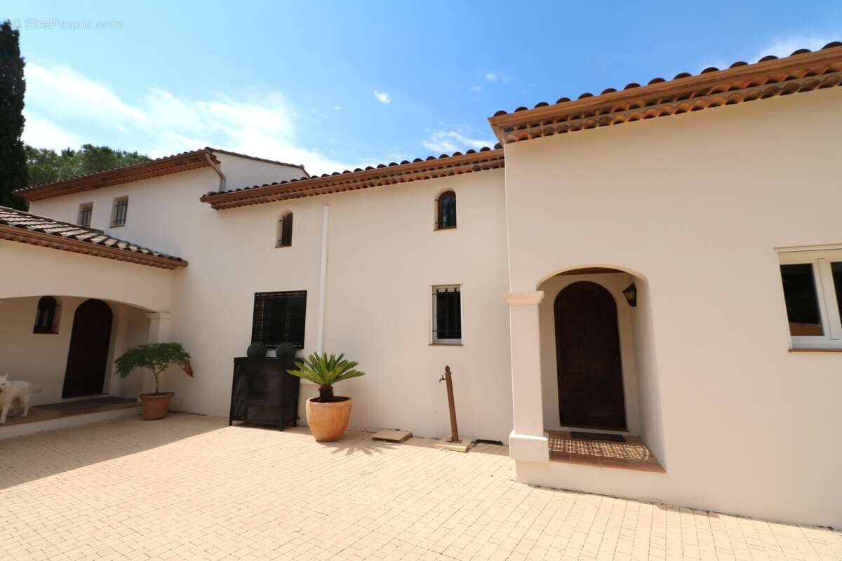 Maison à BAGNOLS-EN-FORET