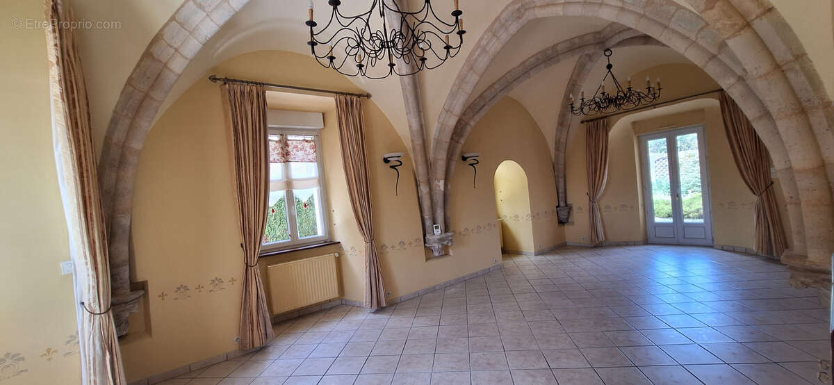 Unique a sens par son cadre historique, appartement 96 m2 de plain pied, 2 ch, terrasse, jardin, garage - photo 4