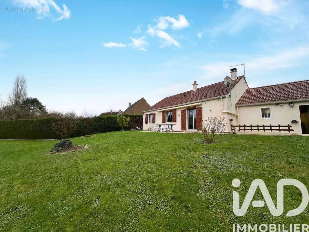 Photo 1 - Maison à VILLENEUVE-LA-GUYARD