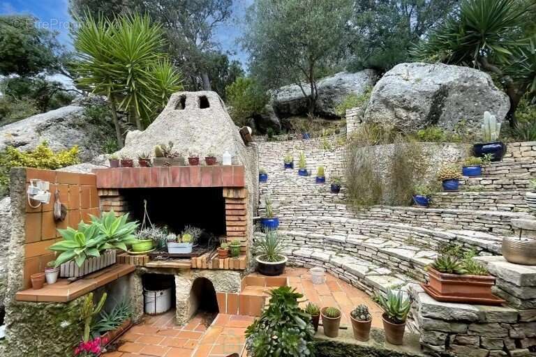 Maison à SAINT-MITRE-LES-REMPARTS