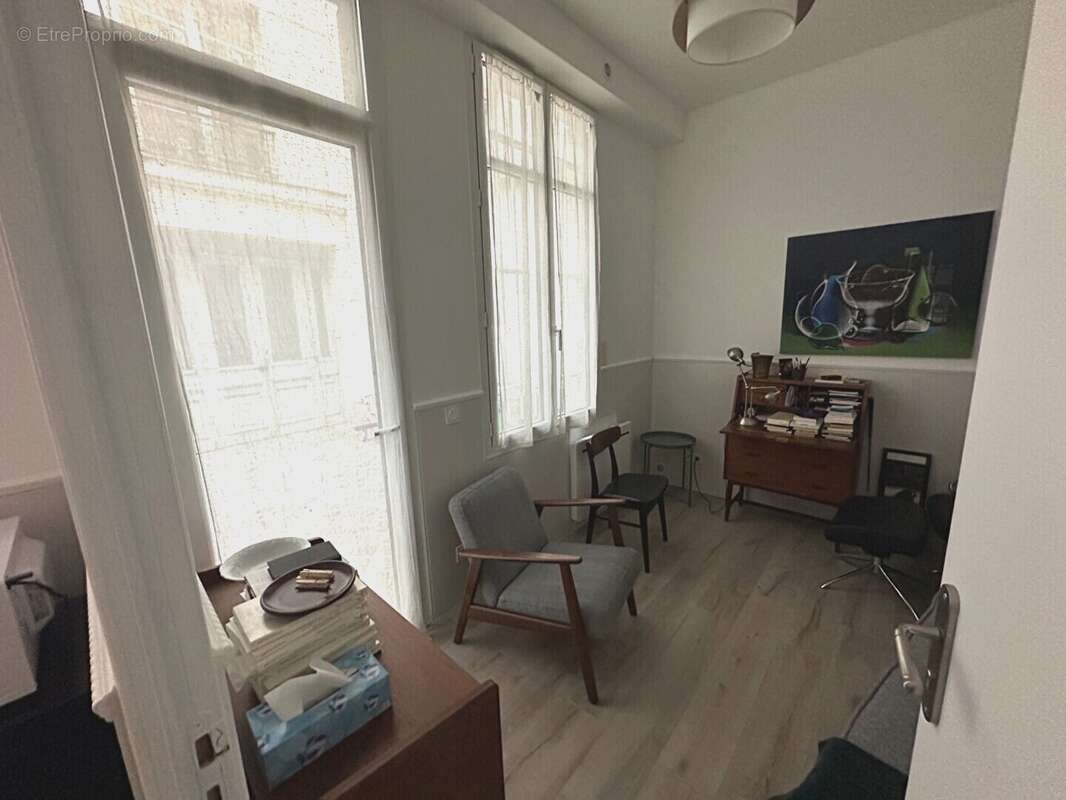 Commerce à PARIS-9E