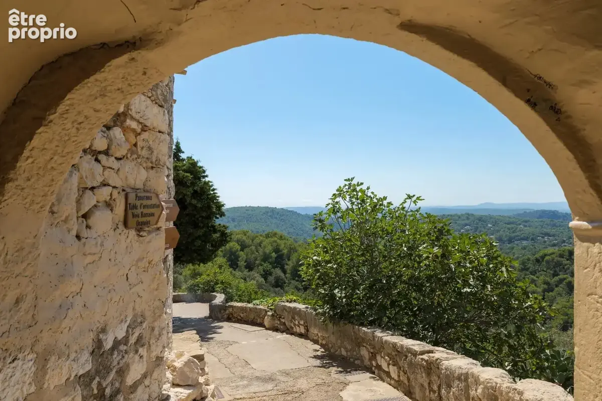Tourrettes-sur-Loup - Maison de village rénovée avec vaste cave de 40 m² - photo 14