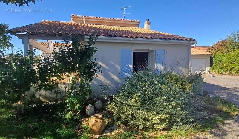 Maison à ROULLET-SAINT-ESTEPHE