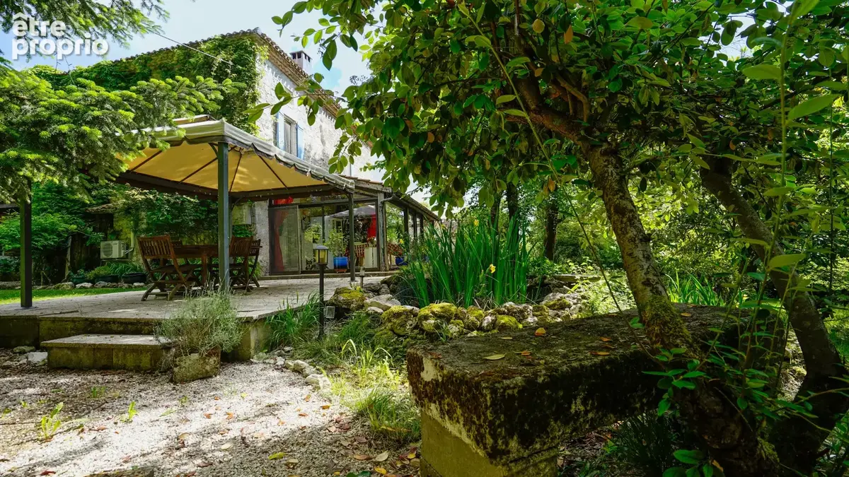 Propriété équestre de caractère avec 5 hectares, piscine couverte et dépendances - photo 5