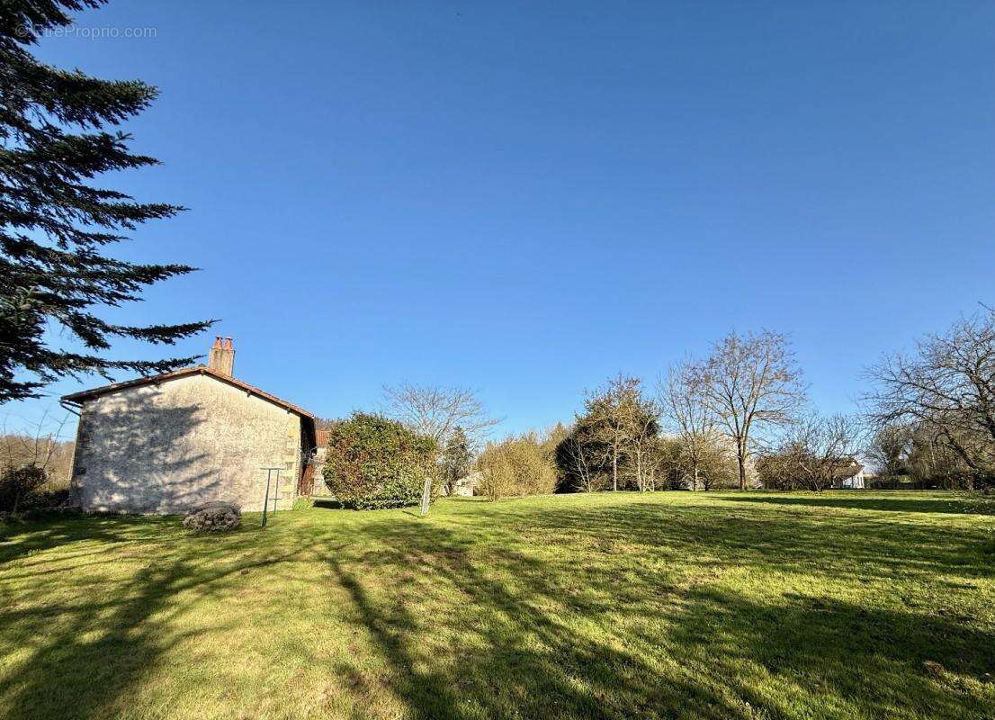 Maison à CLUSSAIS-LA-POMMERAIE
