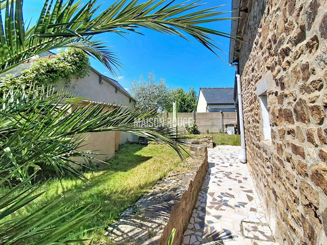 Maison en pierre rénovée - Bourg accessible à pied - Garage et  jardin - Quessoy - photo 16