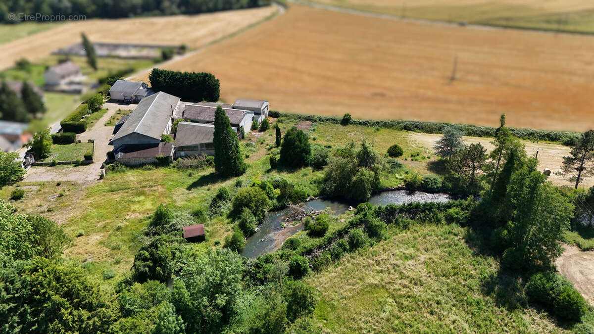Exceptionnel domaine en bord de rivière sur plus d'un hectare - photo 2