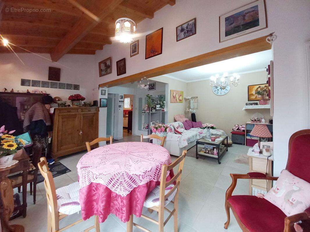 Maison à LA ROCHE-CHALAIS