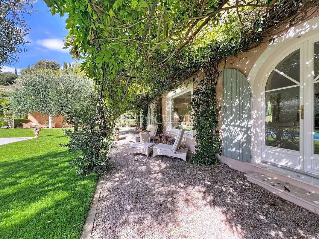 Maison à CHATEAUNEUF-GRASSE