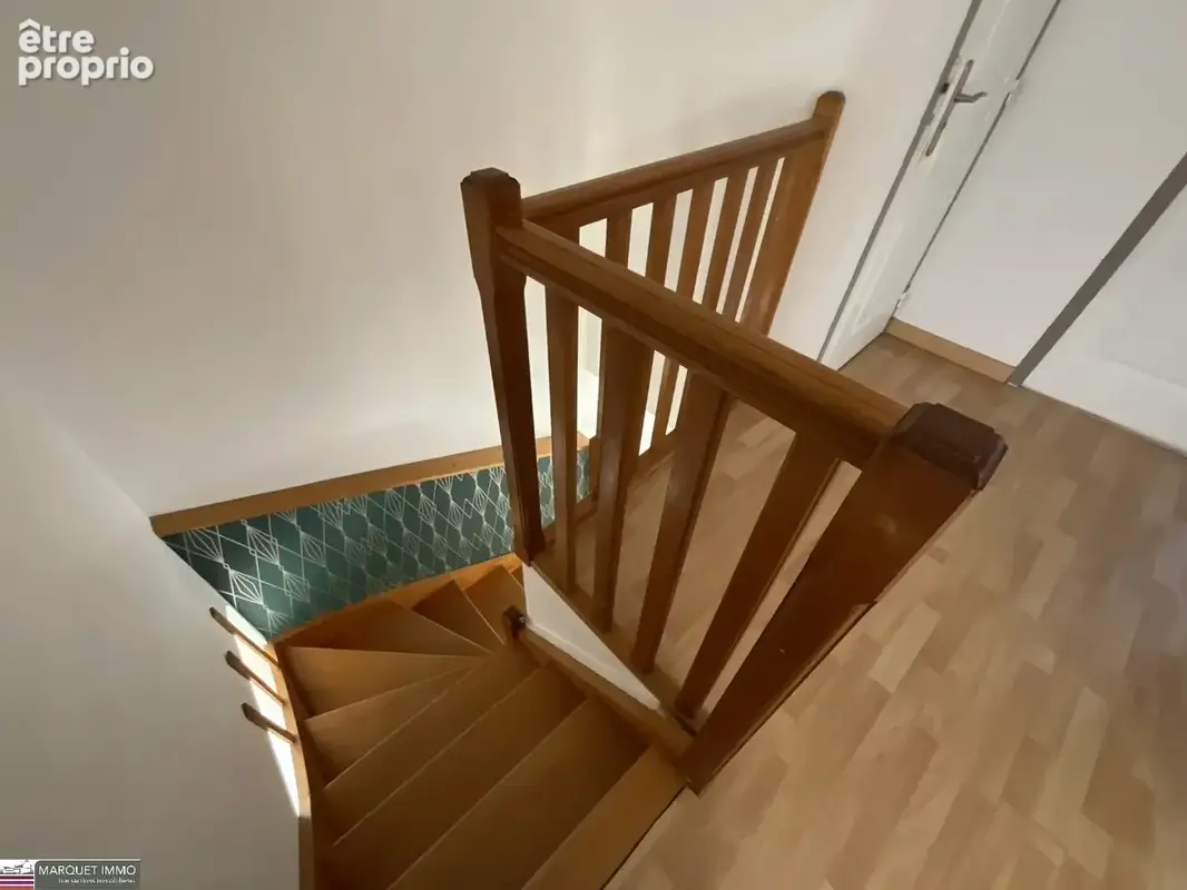 Villa T5 de 110 m²  vous invite à poser vos valises dans un cadre alliant charme et fonctionnalité sur 145 m² de terrain clos et - photo 8