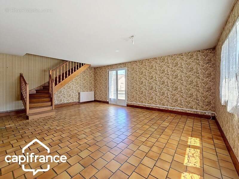 Local d’activité 260 m² + logement 132 m² – parking privé – terrain 1 690 m² – forte visibilité – Thouars (79100) - photo 18