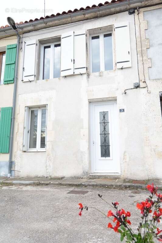 Maison à MAGNAC-SUR-TOUVRE