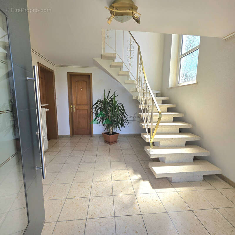 Maison familiale à fort potentiel   156 m2 avec grand terrain et vue dégagée - photo 5