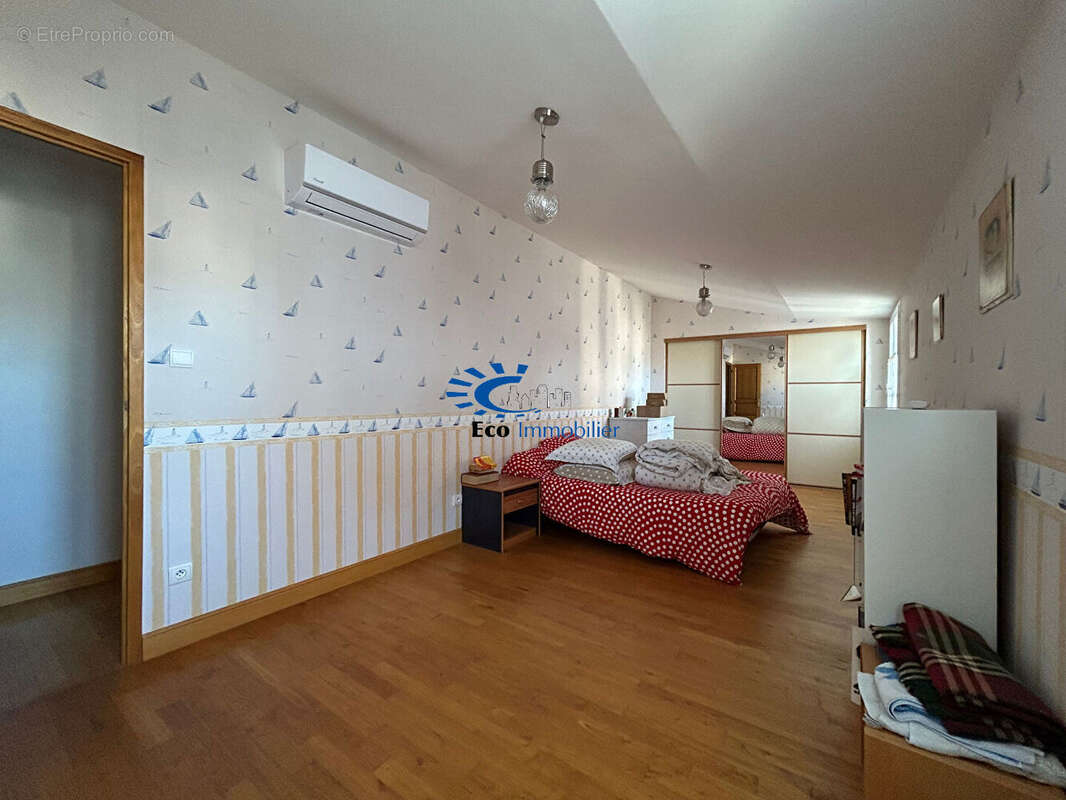 La flotte maison de bourg 3 chambres+bureau cour et patio - photo 15