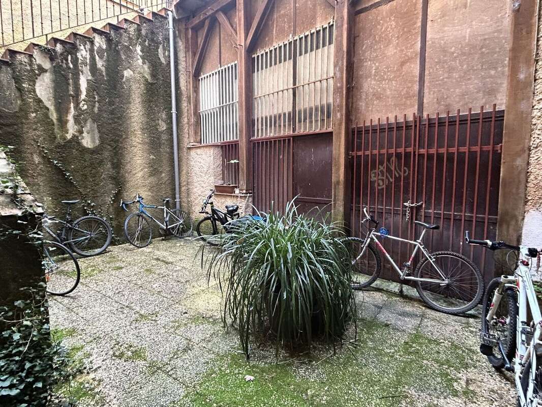 cour interieure immeuble - Appartement à CAHORS