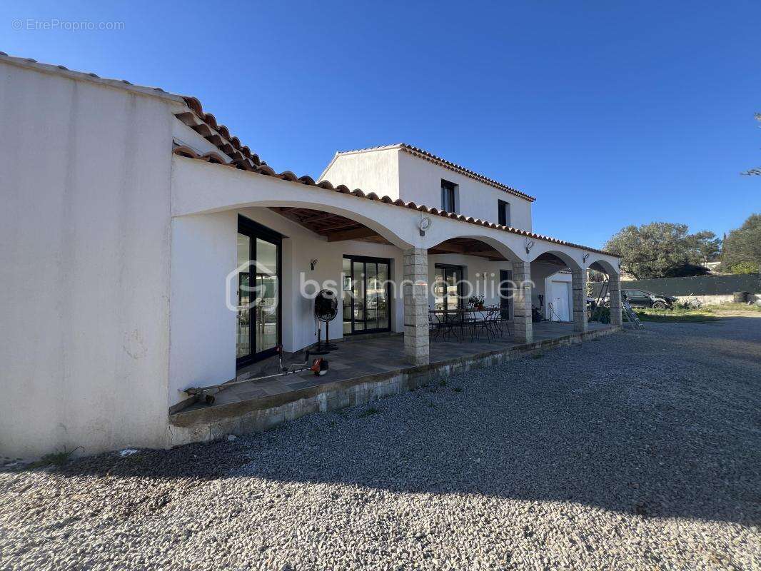 Maison à SAINT-MITRE-LES-REMPARTS