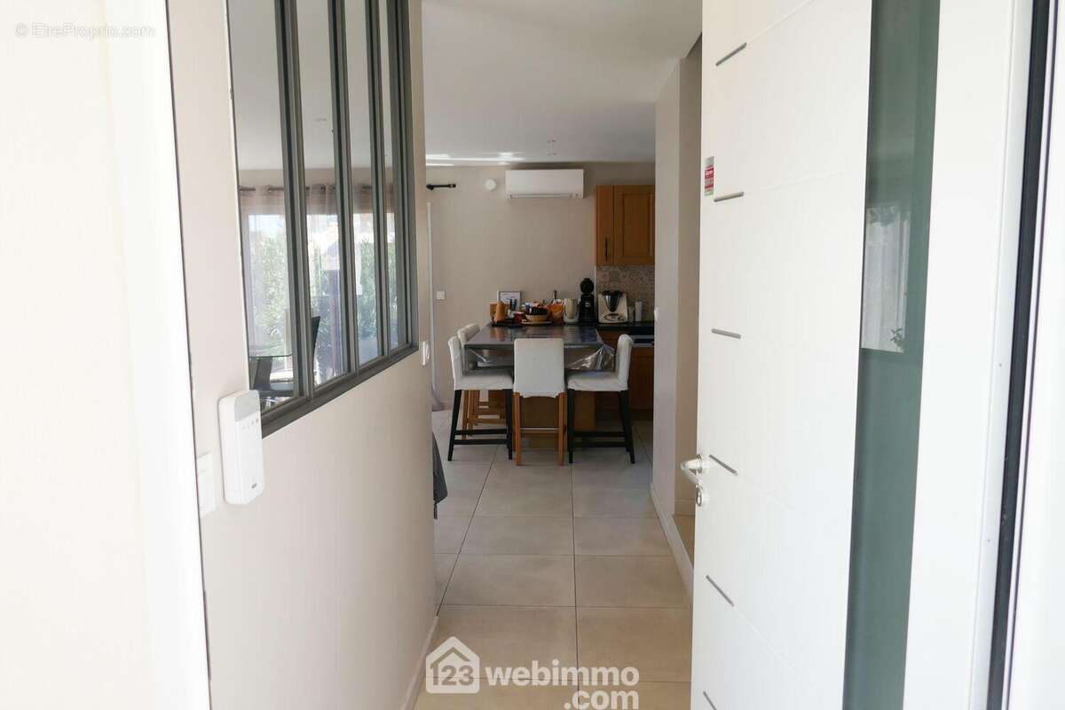 Entrons dans la villa - Maison à ARLES