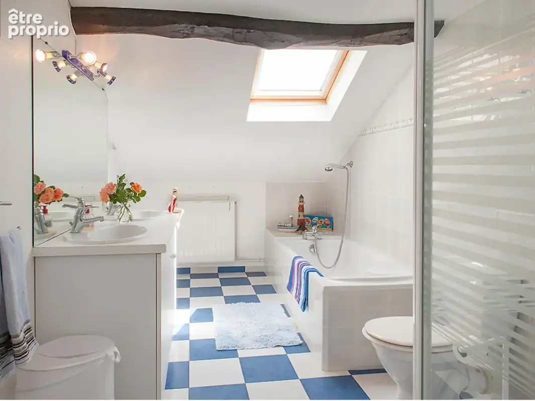 Spacieuse maison de caractère avec piscine chauffée, magnifique parc, 5 chambres et 4 salles de bains. - photo 19