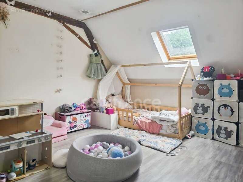 Maison de campagne avec 4 chambres, potentiel d'aménagement et terrain sans vis-à-vis à Tresson - photo 9