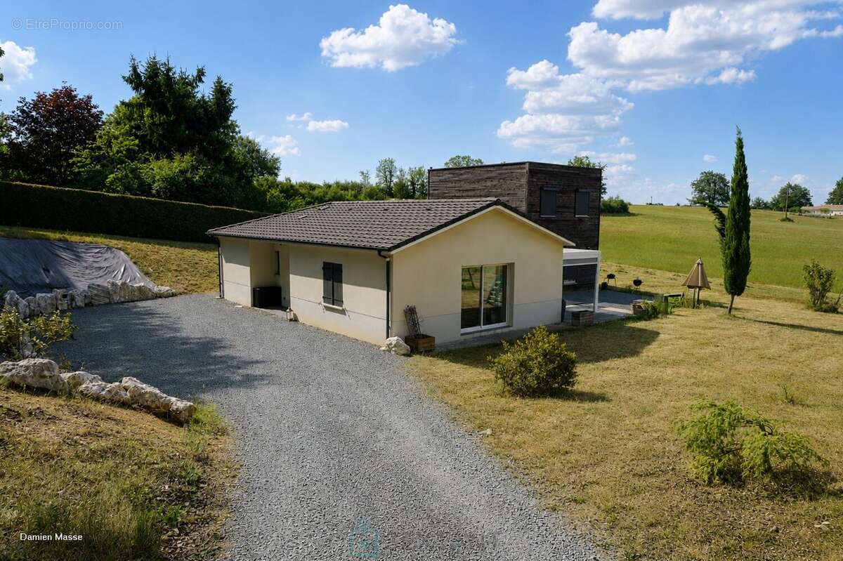 Villa contemporaine construite selon les normes techniques environnementales dans le coeur du Périgord vert. - photo 4