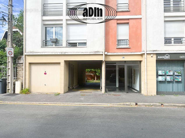 Parking à SAINT-GERMAIN-SUR-MORIN