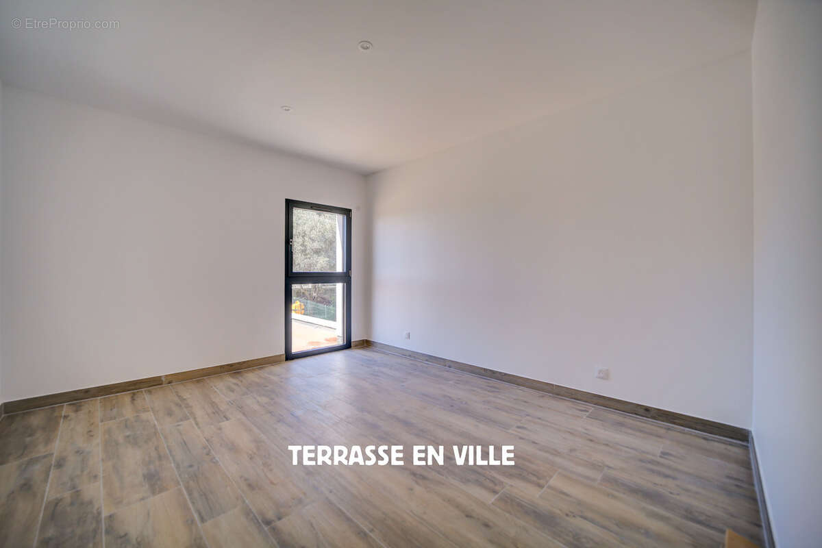 Maison à CEYRESTE