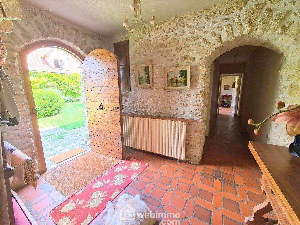 Une entrée. - Maison à MILLY-LA-FORET