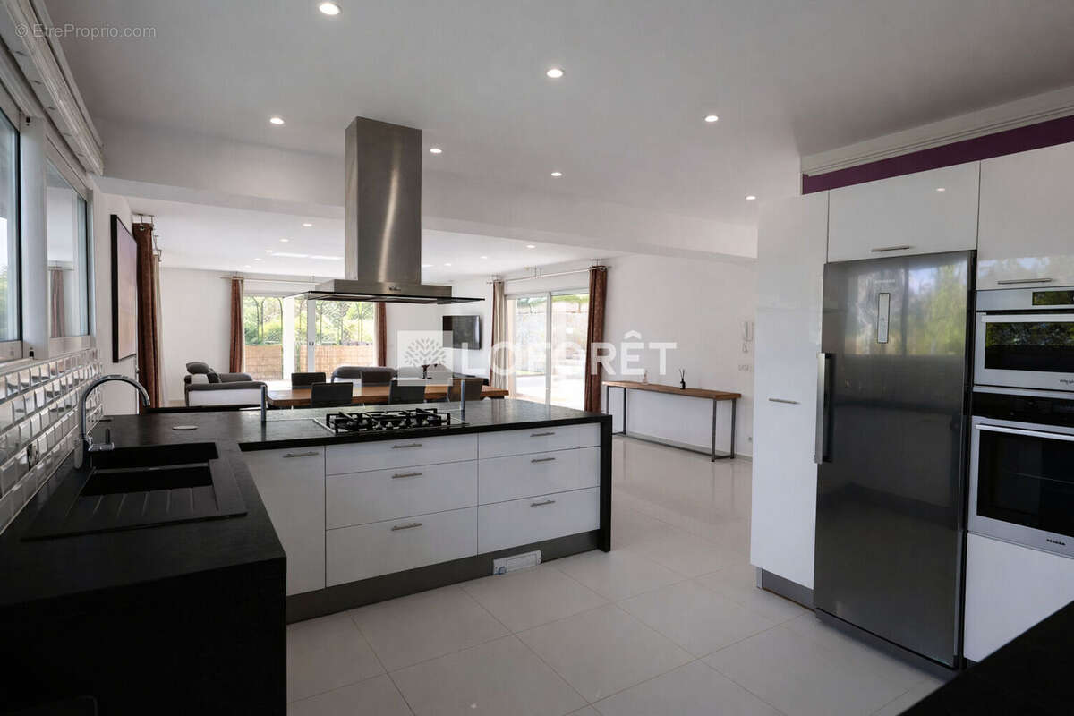 Maison à CHATEAUNEUF-GRASSE