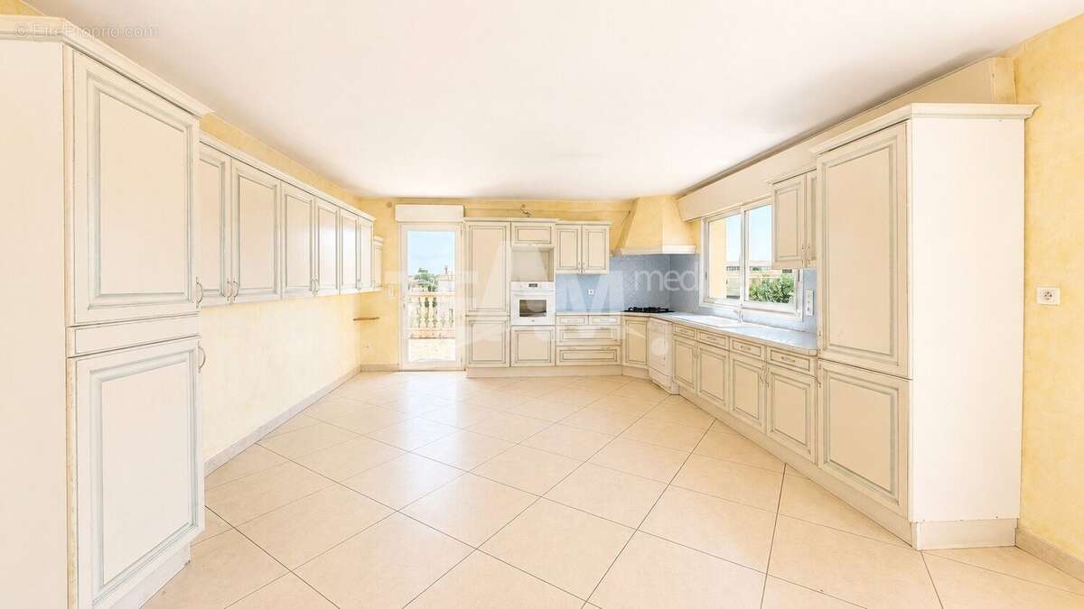 Maison de 330 m² divisé 3 logements - photo 4